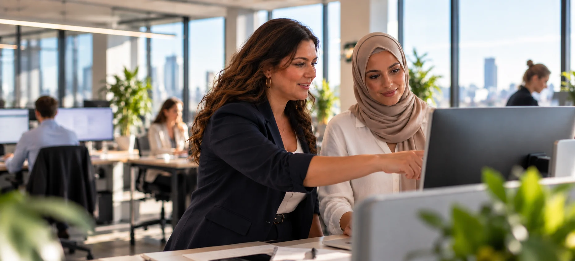 Collega's werken samen aan HR en payroll